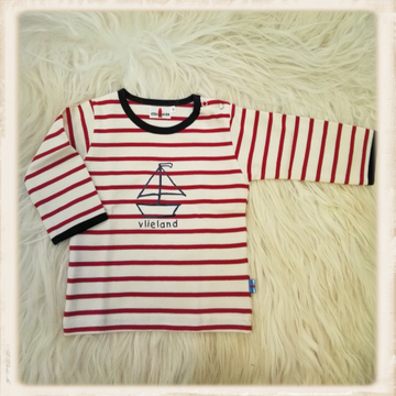 Rood shirt met zeilboot